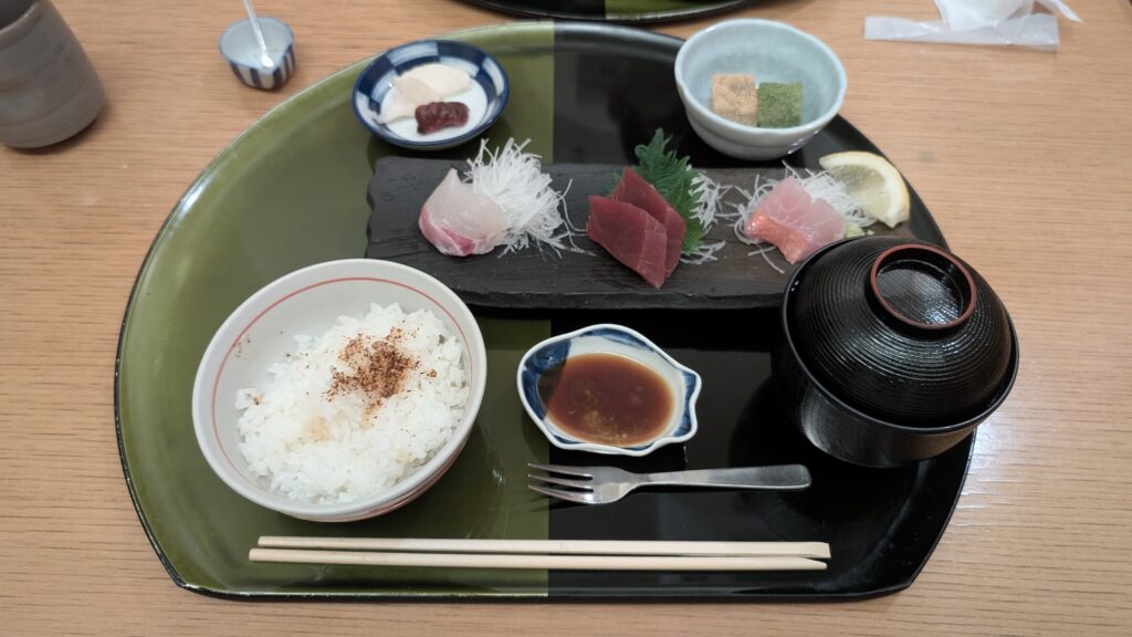 Sashimi teisyoku lunch at tantansai in minami aoyama, tokyo