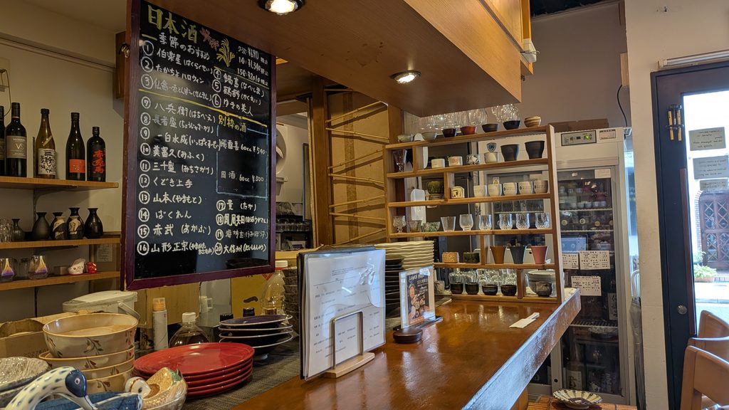 おきがる日本料理よはくの落ち着いた店内カウンターと酒器