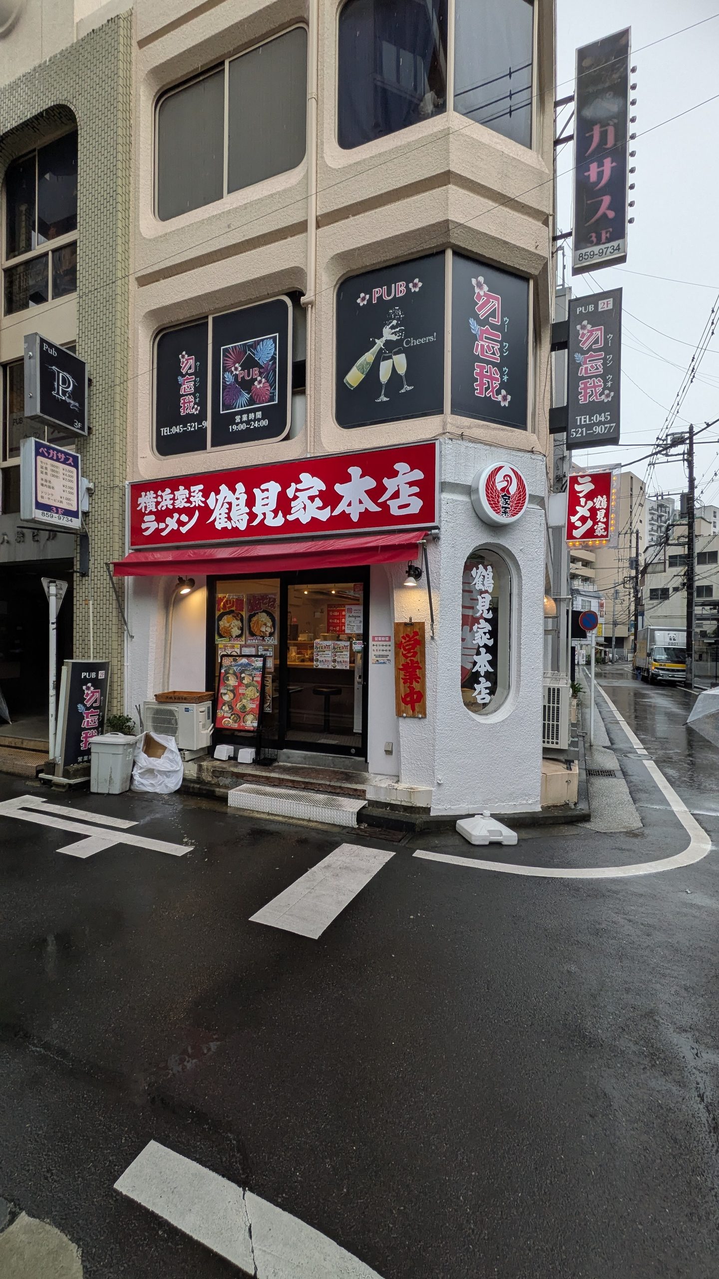 【横浜・鶴見】鶴見家本店:18年以上通い詰める一杯。帰国直後に吸い寄せられる、私の家系ルーティン。 【横浜・鶴見】鶴見家本店:18年以上通い詰める一杯。帰国直後に吸い寄せられる、私の家系ルーティン。